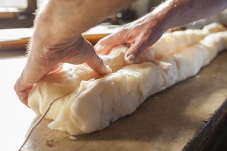 Bienenwachskerzen werden traditionell von Hand geknetet